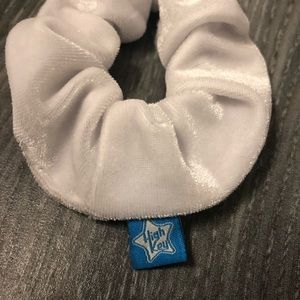 EMMA CHAMBERLAIN HIGH KEY SCRUNCHIE